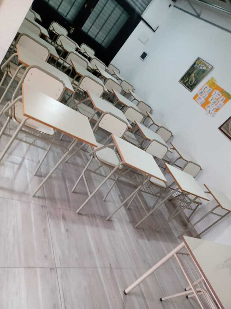 Aula con pupitres ordenados y listos para la "Experiencia" educativa.