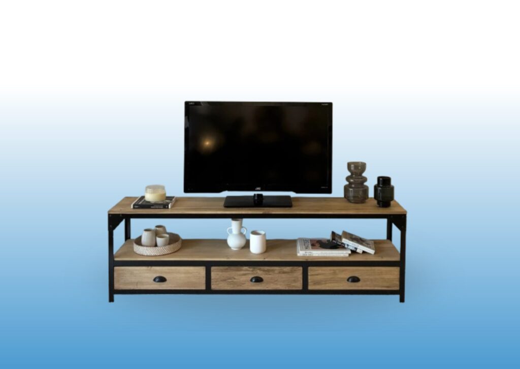 Mueble de TV de madera con cajones y decoración en un hogar.