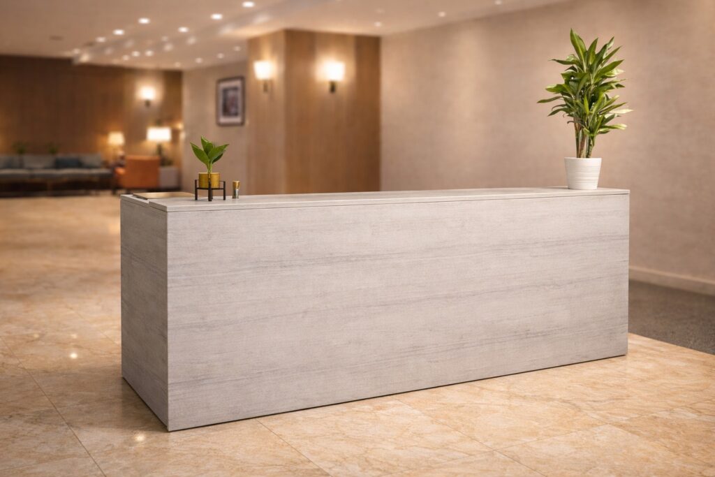 Recepción con mesa de recepción de mármol y plantas en el interior de Borrador